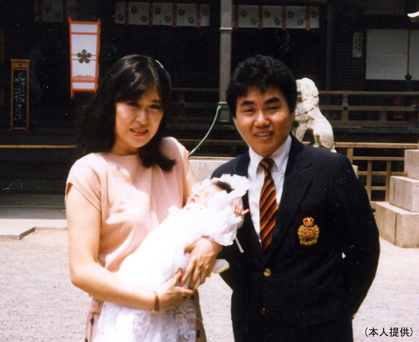 おもろい（？）娘のお宮参りで、春けいこさんと横山ひろしさん夫妻（1985年、大阪の天満宮）／（提供写真）