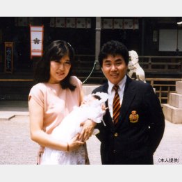 おもろい（？）娘のお宮参りで、春けいこさんと横山ひろしさん夫妻（1985年、大阪の天満宮）／（提供写真）