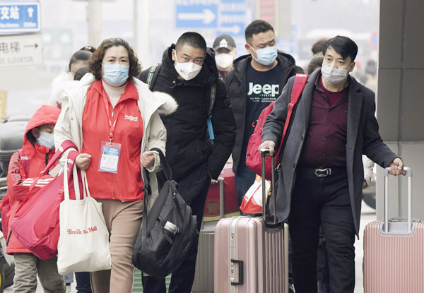 北京駅周辺でマスクを着用して歩く人たち（Ｃ）共同通信社