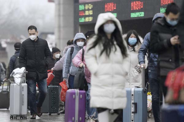 マスクを着用して北京駅を利用する人たち（Ｃ）共同通信社