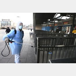  新型肺炎、感染拡大 　北京駅で防護服を着て消毒作業する担当者＝３日（Ｃ）共同通信社