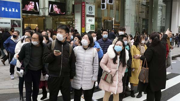 東京・銀座を歩くマスク姿の中国人旅行客たち（Ｃ）共同通信社