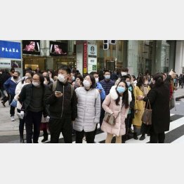 東京・銀座を歩くマスク姿の中国人旅行客たち（Ｃ）共同通信社