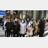 東京・銀座を歩くマスク姿の中国人旅行客たち（Ｃ）共同通信社