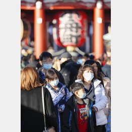 観光地でも大勢のマスク姿（浅草をマスクをして歩く中国人観光客）／（Ｃ）共同通信社