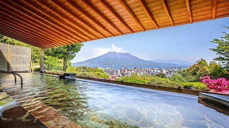 桜島を眺めながら露天風呂で長湯 鹿児島の「絶景ホテル」