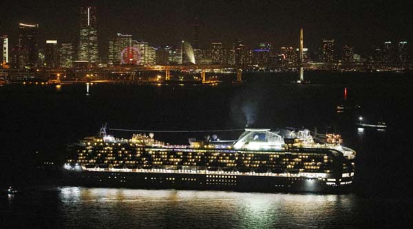 横浜市沖に到着したクルーズ客船「ダイヤモンド・プリンセス」（Ｃ）共同通信社