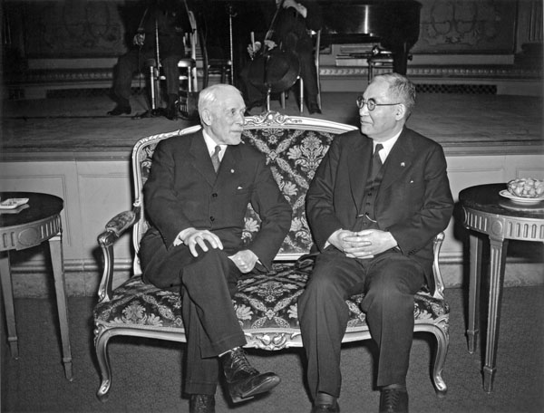 野村吉三郎（右）とコーデル・ハル国務長官（1941年2月、ワシントン）　（Ｃ）Underwood Archives／Universal Images Group／共同通信イメージズ