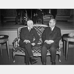 野村吉三郎（右）とコーデル・ハル国務長官（1941年2月、ワシントン）　（Ｃ）Underwood Archives／Universal Images Group／共同通信イメージズ