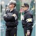 恩師の王会長（右）と並んで練習を見守る城島アドバイザー（Ｃ）日刊ゲンダイ