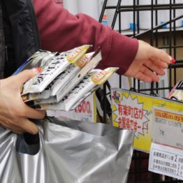 “100均”の棚が空っぽに？ 新型肺炎の感染拡大で危機到来