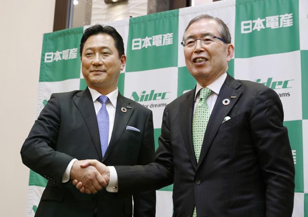 日本電産社長に昇格する関潤氏（左）と永守重信会長（Ｃ）共同通信社