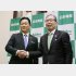 日本電産社長に昇格する関潤氏（左）と永守重信会長（Ｃ）共同通信社