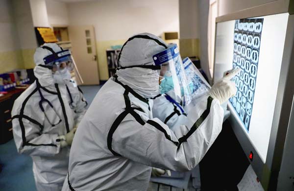 武漢の病院で新型肺炎の患者の治療にあたっている医療関係者ら（Ｃ）共同通信社