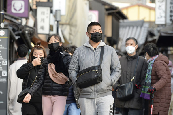 マスクを着け、京都の観光地・清水坂を散策する人たち（Ｃ）共同通信社