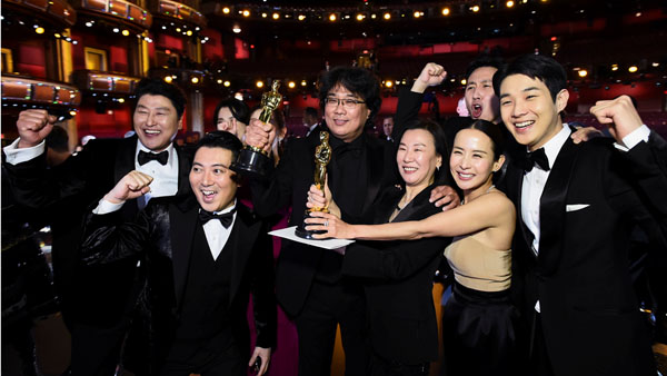 第９２回米アカデミー賞で作品賞、国際長編映画賞、監督賞、脚本賞の４冠に輝いた韓国映画「パラサイト 半地下の家族」のポン・ジュノ監督（中央）とキャストたち（Ｃ）ロイター