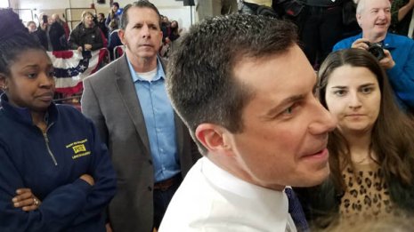 アイオワ州で首位 民主党の星ブダジェッジは"熱量"が違う