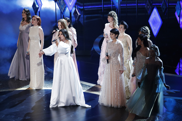 世界各国のエルサと「アナと雪の女王２」の主題歌を歌う松たか子（中央右）（Ｃ）ロイター