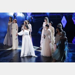 世界各国のエルサと「アナと雪の女王２」の主題歌を歌う松たか子（中央右）（Ｃ）ロイター
