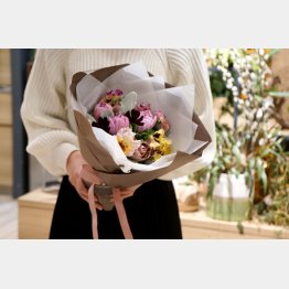 チューリップなど春の花を配した淡い色の花束はバレンタインの季節に人気（協力）BIANCA BARNET東京ミッドタウン日比谷店