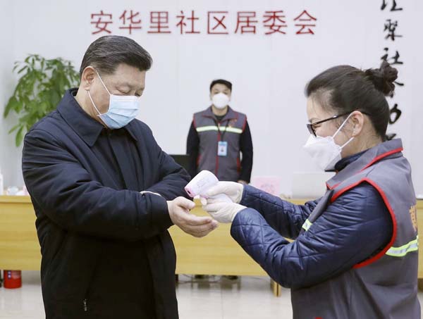 マスク姿で体温検査を受ける中国の習近平国家主席（左）／（Ｃ）新華社＝共同