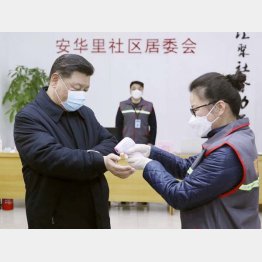 マスク姿で体温検査を受ける中国の習近平国家主席（左）／（Ｃ）新華社＝共同