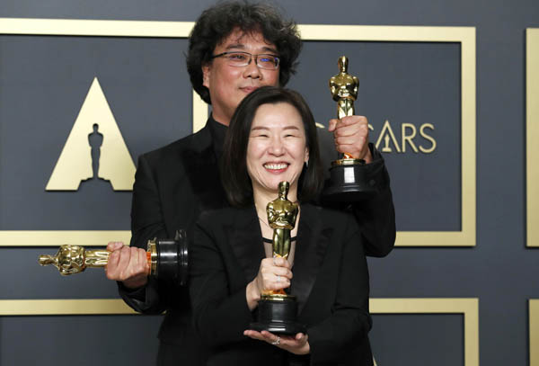 第92回アカデミー賞授賞式で韓国映画「パラサイト　半地下の家族」のポン・ジュノﾉ監督（前は、プロデューサーのクァク・シンエ）／（Ｃ）ロイター