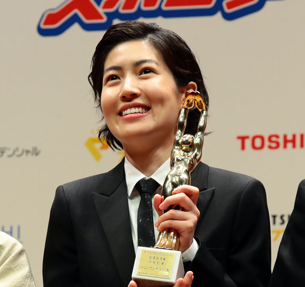第７４回毎日映画コンクール表彰式で女優主演賞を受賞したシム・ウンギョン（Ｃ）日刊ゲンダイ