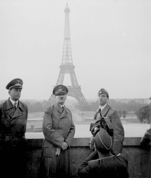 1940年6月13日、パリを軍事制圧しエッフェル塔をバックに立つヒトラー（Ｃ）World History Archive／ニューズコム／共同通信イメージズ
