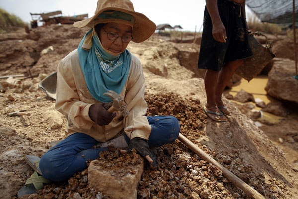 タイのチャットリー金鉱の近くで金（ゴールド）を集めて採る家族（Ｃ）ロイター／Damir Sagolj （THAILAND - Tags:BUSINESS）