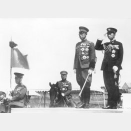 満州国訪問の際、満州国皇帝・溥儀（左）と共に満州国軍を閲兵する高松宮殿下（＝右、1942年5月31日）／（Ｃ）共同通信社