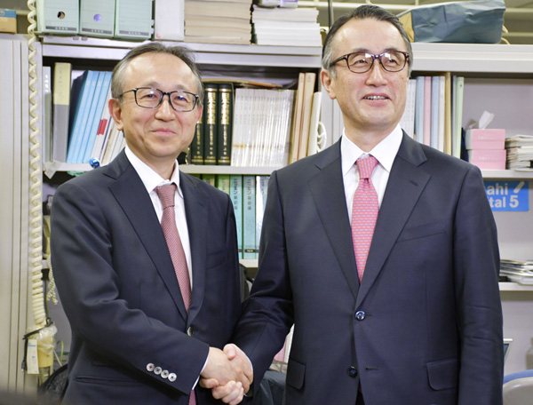 三菱UFJフィナンシャル・グループの社長に就任する亀沢宏規副社長（左）と副会長に就く三毛兼承社長（Ｃ）共同通信社