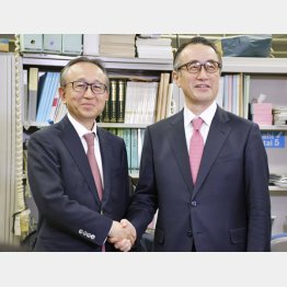 三菱UFJフィナンシャル・グループの社長に就任する亀沢宏規副社長（左）と副会長に就く三毛兼承社長（Ｃ）共同通信社