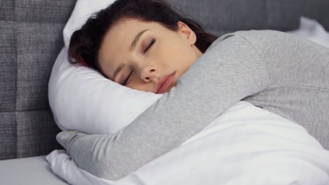 恋人のシャツの匂いは睡眠サプリと同じくらい安眠に効く?
