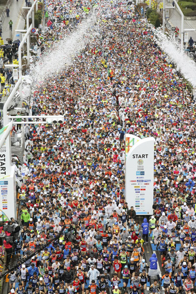 2019年の東京マラソンで都庁前を一斉にスタートするランナー（Ｃ）共同通信社
