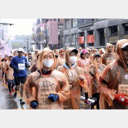 マスク着用で走る異様な熊本城マラソン（Ｃ）共同通信社