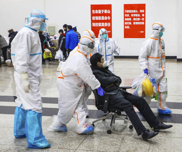 中国・武漢に設置された臨時の病院で、防護服を着て新型肺炎患者の対応にあたる医療関係者ら（Ｃ）共同通信社