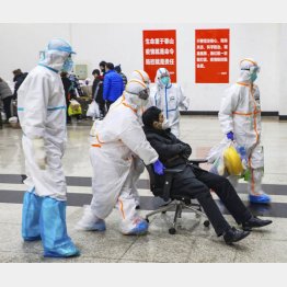中国・武漢に設置された臨時の病院で、防護服を着て新型肺炎患者の対応にあたる医療関係者ら（Ｃ）共同通信社