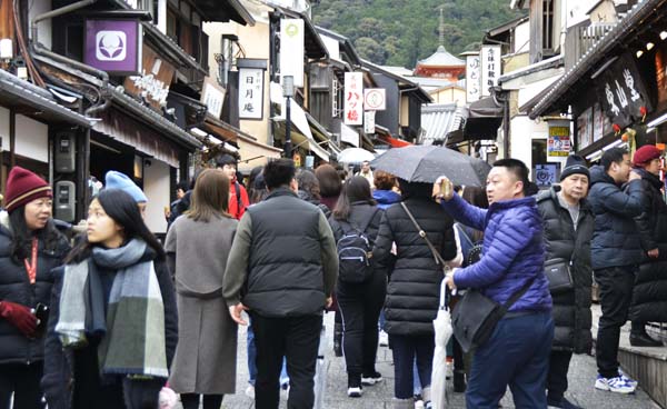 多くの外国人観光客などで混雑した、京都市の清水寺付近も今では…（Ｃ）共同通信社