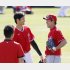 試合前に大谷（左）と談笑する秋山（Ｃ）共同通信社