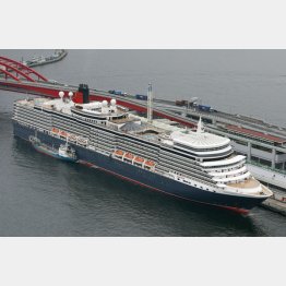 2017年に神戸港に入港した豪華客船「クイーン・エリザベス」（Ｃ）共同通信社
