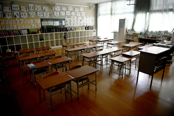 新型コロナウイルスの影響で休校となり、登校時間になってもひっそりとする大阪市内の小学校の教室（Ｃ）共同通信社