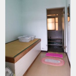 浴室手前に脱衣所とベッド（Ｃ）日刊ゲンダイ