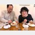 喫茶店でケーキを食べながら……（提供写真）