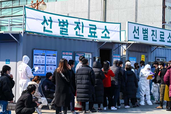 韓国の検査体制は充実している（大邱医療センター前に検査で並ぶ人々）　（C)ＵＰＩ／ニューズコム／共同通信イメージズ