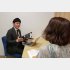 カウンセリング責任者（取材当時）の奥田拓陽さん（左）と筆者（Ｃ）日刊ゲンダイ