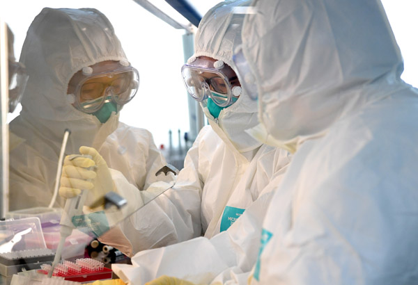 中国・河南省の疾患予防コントロール・センターで、抗エボラ出血熱「レムデシビル」で、抗新型コロナウィルスの最終段階臨床実験を行う研究員（2月6日）／（Ｃ）ロイター／新華社