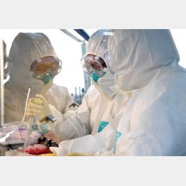 中国・河南省の疾患予防コントロール・センターで、抗エボラ出血熱「レムデシビル」で、抗新型コロナウィルスの最終段階臨床実験を行う研究員（2月6日）／（Ｃ）ロイター／新華社
