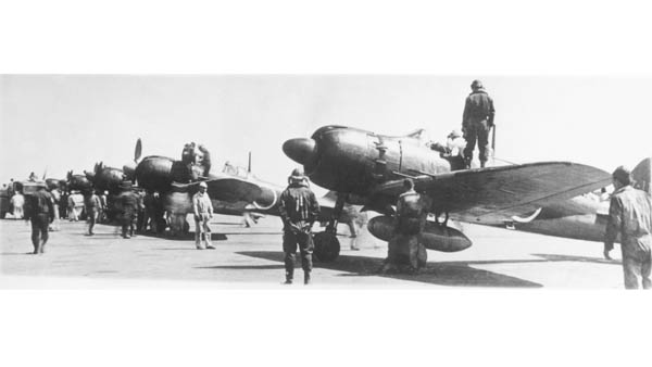ゼロ戦52型の周囲に立つパイロットと整備士（Ｃ）aviation-images.com／Mary Evans Picture Library／共同通信イメージズ