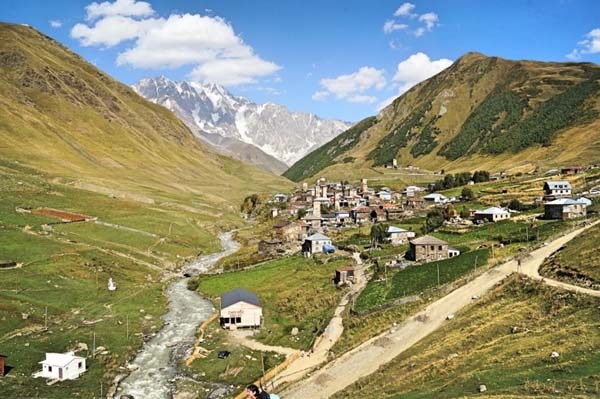 「アジアのスイス」と呼ばれるウシュグリ村（提供写真）